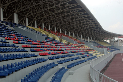 Hơn 3 nghìn chỗ được làm bằng ghế nhựa.