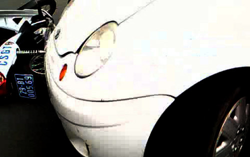 "Xe điên" đâm cả xe CSGT chặn đầu. "Xe điên" đâm cả xe CSGT chặn đầu.