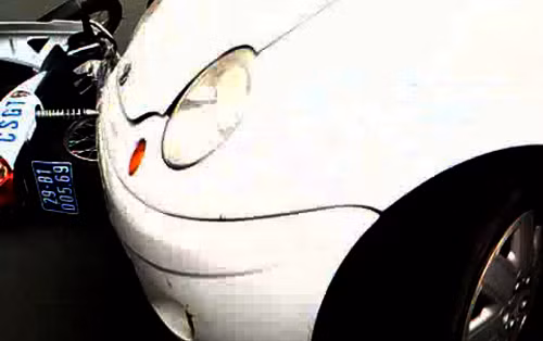 "Xe điên" đâm cả xe CSGT chặn đầu.