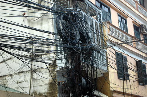 Chẳng biết dây nào là điện, cáp viễn thông, còn sử dụng hay "hết đát".