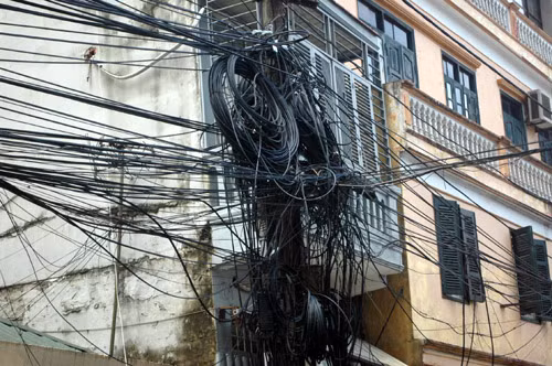 Chẳng biết dây nào là điện, cáp viễn thông, còn sử dụng hay "hết đát".