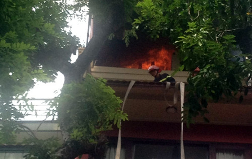 Lực lượng PCCC tiến hành dập lửa.