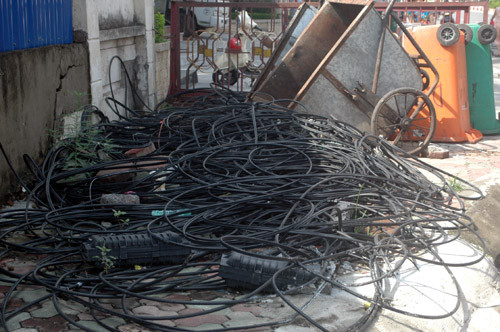 "Rác trời" trên vỉa hè đường Láng Hạ, quận Đống Đa.