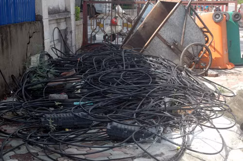 "Rác trời" trên vỉa hè đường Láng Hạ, quận Đống Đa.