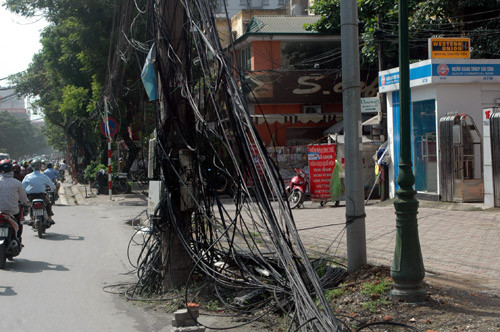 ...và rơi xuống lòng đường cạnh ngã tư Thái Hà - Láng Hạ.