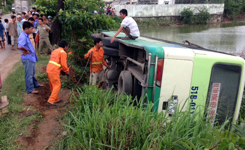 Chiếc xe buýt bị lật nghiêng sau khi lao xuống ao.