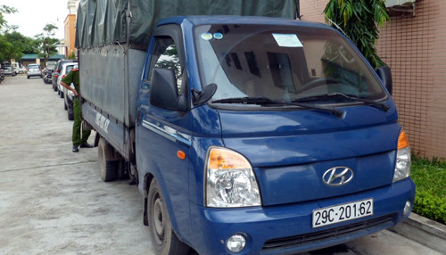 Chiếc xe tải vận chuyển dầu thải trái phép.