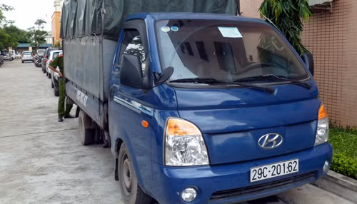 Chiếc xe tải vận chuyển dầu thải trái phép.