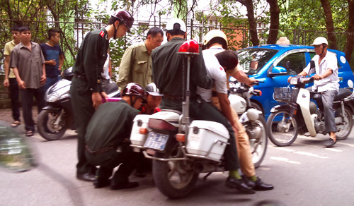 Các chiến sĩ công an hỗ trợ CSGT Quyết đưa nạn nhân đi cấp cứu.