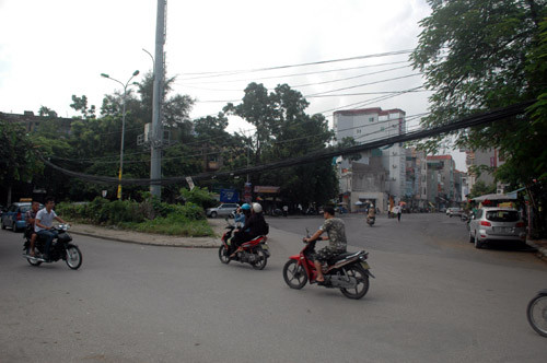 "Võng" sà xuống lòng đường Hồ Đắc Di, quận Đống Đa.