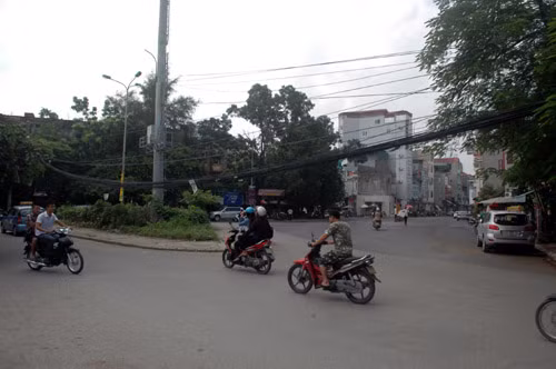 "Võng" sà xuống lòng đường Hồ Đắc Di, quận Đống Đa.