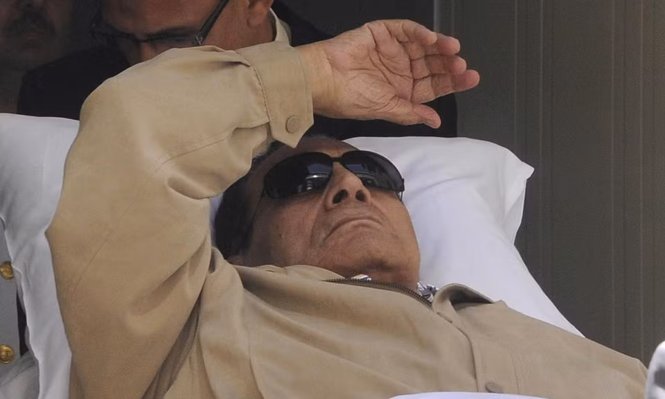 8. Tổng thống Ai Cập Hosni Mubarak bị lật đổ là sự kiện nổi bật nhất trong tháng 8/2013 sau hàng loạt các cuộc biểu tình của người dân đòi Tổng thống từ chức. Sau đó, cựu lãnh đạo 85 tuổi này đối mặt với nhiều cáo buộc như: tội tham nhũng và tội đồng lõa liên quan tới cái chết của 850 ngưởi biểu tình.