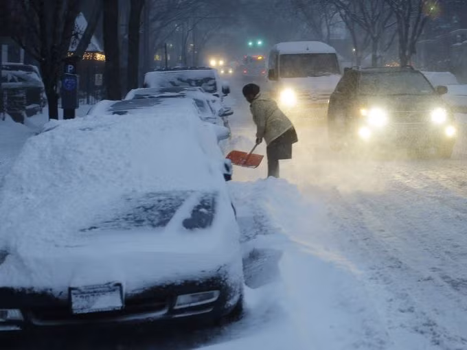 Chiếc ô tô bị sa lầy trong đống tuyết dày.