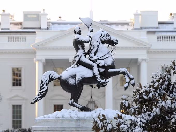 Tượng điêu khắc của Tướng Lafayette khoác áo choàng tuyết.