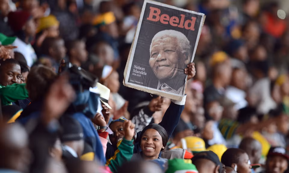 12. Vào những ngày tháng 12, nhân dân Nam Phi vô cùng thương tiếc trước sự ra đi của cựu lãnh đạo Nelson Mandela. Ông được coi là một biểu tượng huyền thoại trong cuộc chiến đấu chống lại chủ nghĩa phân biệt chủng tộc Apartheid.