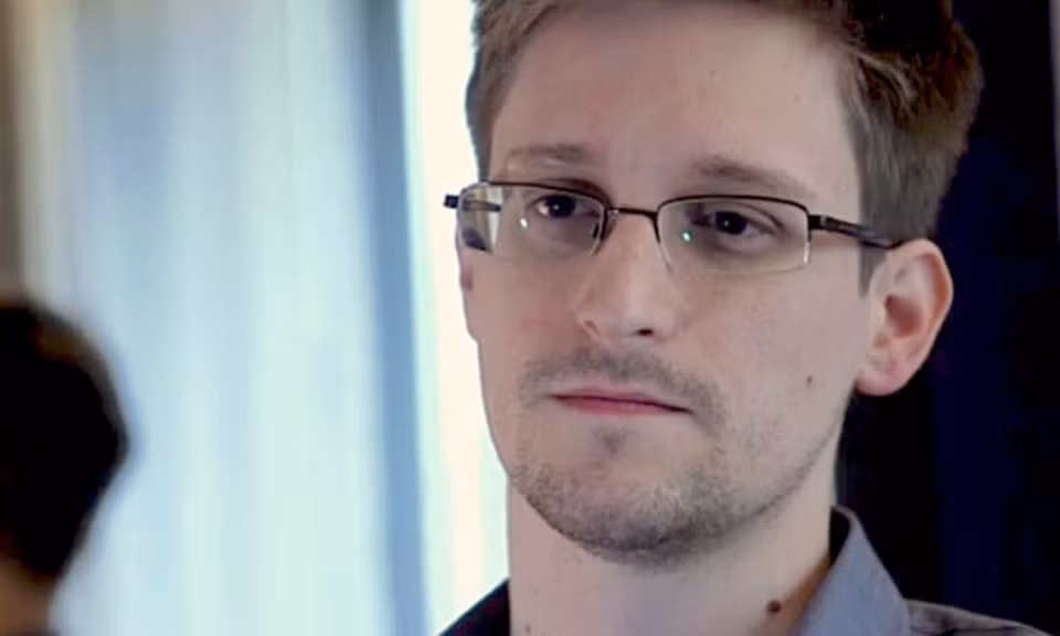 6. Ngày 9/6, cựu nhân viên CIA Edward Snowden đã tiết lộ thông tin gây sốc về hoạt động giám sát và ghi âm điện thoại của chính phủ Mỹ. Sau đó, Mỹ đã áp 3 cáo buộc đối với Snowden như truyền đạt thông tin bí mật cho một bên trái phép, tiết lộ thông tin tình báo và ăn cắp tài sản quốc gia.