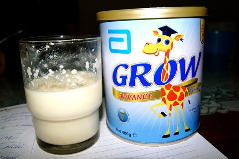 Đây là hộp sữa bột Grow Advance loại 400g, hương Vani, dành cho trẻ từ 3-6 tuổi, sản xuất tại Singapore, do Công ty TNHH Dược phẩm 3A phân phối. Dưới đáy hộp sữa đề hạn sử dụng tới ngày 02/06/2014, ngày sản xuất 18/06/2011, số lô 06115GJ. Ảnh: VTC.