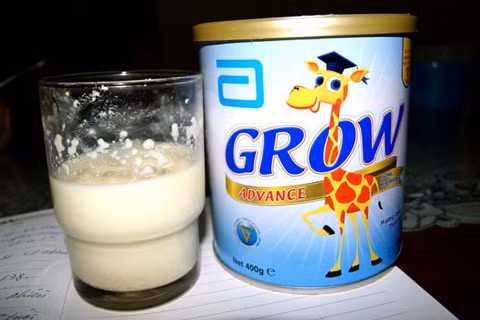 Đây là hộp sữa bột Grow Advance loại 400g, hương Vani, dành cho trẻ từ 3-6 tuổi, sản xuất tại Singapore, do Công ty TNHH Dược phẩm 3A phân phối. Dưới đáy hộp sữa đề hạn sử dụng tới ngày 02/06/2014, ngày sản xuất 18/06/2011, số lô 06115GJ. Ảnh: VTC.