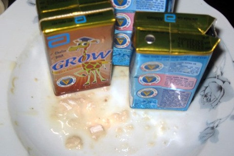 Các hộp sữa Grow bất thường tại nhà chị Linh. Ảnh: Giáo dục Việt Nam.