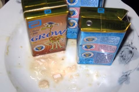 Các hộp sữa Grow bất thường tại nhà chị Linh. Ảnh: Giáo dục Việt Nam.