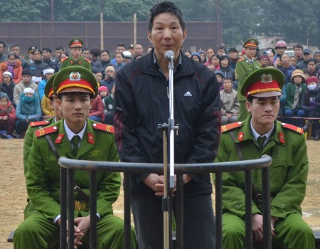 Lê Văn Minh (41 tuổi, giám đốc công ty TNHH một thành viên xây dựng Văn Minh) phạm tội giết và phi tang xác ông Phạm Đức Hậu (53 tuổi, Phó giám đốc Ngân hàng NN&PTNT huyện Mai Châu, Hòa Bình). Vào ngày 13/4/2013, Minh và ông Hậu xảy ra cãi cọ. Minh bực tức khi ông Hậu dọa sẽ cắt đứt quan hệ, không tạo điều kiện cho Minh vay vốn để làm ăn. Minh bèn lấy tuýp sắt đánh vào đầu, khiến ông Hậu gục xuống rồi đưa ông Hậu lên chiếc Innova của ông này lái về phía Tân Lạc. Đến gần đỉnh đèo Thung Khe, Minh đã tạo hiện trường giả tai nạn giao thông bằng cách kéo xác lên ghế lái, rồi đẩy xe xuống vực thuộc địa phận xóm Bưởi xã Phú Cường (Tân Lạc). Minh bị tuyên tử hình cho hai tội "Giết người" và "Hủy hoại tài sản".