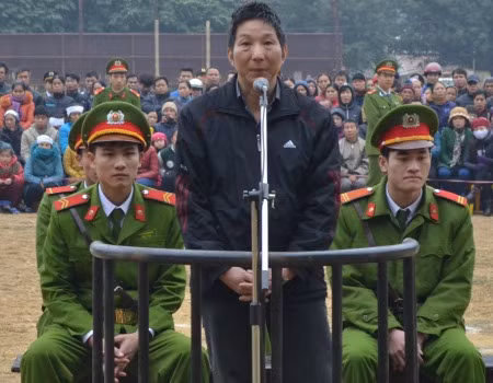 Lê Văn Minh (41 tuổi, giám đốc công ty TNHH một thành viên xây dựng Văn Minh) phạm tội giết và phi tang xác ông Phạm Đức Hậu (53 tuổi, Phó giám đốc Ngân hàng NN&PTNT huyện Mai Châu, Hòa Bình). Vào ngày 13/4/2013, Minh và ông Hậu xảy ra cãi cọ. Minh bực tức khi ông Hậu dọa sẽ cắt đứt quan hệ, không tạo điều kiện cho Minh vay vốn để làm ăn. Minh bèn lấy tuýp sắt đánh vào đầu, khiến ông Hậu gục xuống rồi đưa ông Hậu lên chiếc Innova của ông này lái về phía Tân Lạc. Đến gần đỉnh đèo Thung Khe, Minh đã tạo hiện trường giả tai nạn giao thông bằng cách kéo xác lên ghế lái, rồi đẩy xe xuống vực thuộc địa phận xóm Bưởi xã Phú Cường (Tân Lạc). Minh bị tuyên tử hình cho hai tội "Giết người" và "Hủy hoại tài sản".