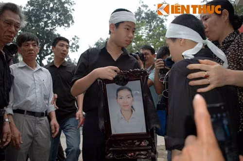 Suốt thời gian qua, dư luận vẫn chưa nguôi bức xúc trước hành vi phi nhân tính của bác sĩ Tường. Đau xót hơn, sau nhiều ngày nỗ lực tìm kiếm, thi thể chị Huyền vẫn chưa được tìm thấy. Đúng 8h30 sáng 14/4, Tòa án nhân dân TP Hà Nội chính thức mở phiên xét xử sơ thẩm Giám đốc thẩm mỹ viện Cát Tường ném xác phi tang. Tuy nhiên, đến 10h50, phiên tòa xét xử bác sĩ Thẩm mỹ viện Cát Tường bất ngờ tạm hoãn, tòa trả hồ sơ và yêu cầu điều tra bổ sung thêm.