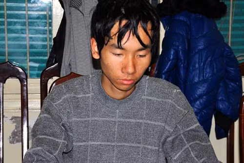 TAND TP Hà Nội mới đây đã mở phiên xét xử kẻ giết xe ôm, đốt xác phi tang xảy ra vào tháng 11/2013 ở huyện Thường Tín. Hung thủ là Nguyễn Văn Đạt (21 tuổi, ở thôn 4, xã Yên Thịnh, huyện Yên Định, tỉnh Thanh Hóa). Đạt khai nhận, vào khoảng 19h ngày 28/11/2013, hắn đến thuê ông Mai Hồng Quảng (59 tuổi, trú tại xã Yên Nhân, huyện Yên Mô, tỉnh Ninh Bình) chở đến nhà bạn ở huyện Thường Tín, TP Hà Nội) với giá 150.000 đồng. Tuy nhiên, khi ông Quảng chợ Đạt qua thị trấn Thường Tín, hắn bảo với nạn nhân là chở về khu Chùa Đậu. Khi đến khu vực đê rẽ vào chùa Đậu thì ông Quảng dừng xe lại cho hắn xuống. Cùng lúc này, Đạt rút một con dao nhọn dài khoảng 20cm đâm 12 nhát vào cổ, ngực, bả vai ông Quảng khiến nạn nhân tử vong ngay tại chỗ.