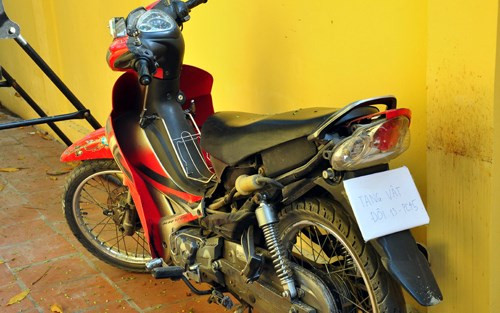 Chưa dừng lại ở đó, Đạt còn đạp thi thể nạn nhân xuống vệ đê, đồng thời tháo xăng xe tưới lên người ông Quảng và châm lửa đốt. Còn con dao sát hại nạn nhân, Đạt ném xuống sông bờ Nhuệ và lấy xe của ông Quảng đi về phòng trọ ở cụm 5 (Ích Vĩnh, Vĩnh Quỳnh, Thanh Trì, TP.Hà Nội) để ngủ. Đến sáng hôm sau, Đạt mang chiếc xe của nạn nhân lên hiệu cầm đồ của anh Tuấn ở huyện Từ Liêm đặt được 4,5 triệu đồng. Có tiền, Đạt ra bến xe Mỹ Đình bắt ô tô về Thanh Hóa. Sau đó, Đạt đã bị bắt. Sát nhân này đã phải lĩnh án tử. Ảnh: Chiếc xe Đạt cướp của nạn nhân.