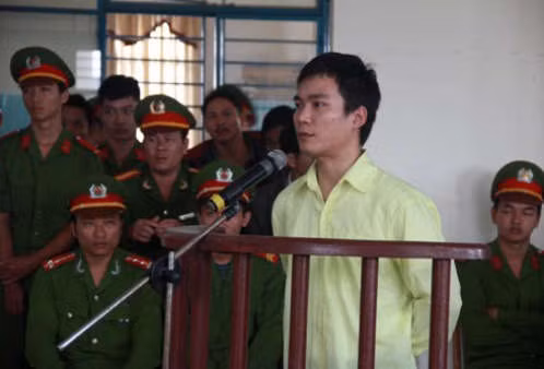 Cũng trong năm 2013, dư luận từng bàng hoàng trước vụ án đánh người yêu đến chết rồi vùi xác xuống hố sâu. Kẻ sát nhân Đỗ Xuân Minh, sinh năm 1983, trú phường Bình Hiên, quận Hải Châu, TP Đà Nẵng) sau đó đã bị bắt giữ về tội “giết người”, “cướp tài sản”. Theo cáo trạng, tối ngày 6/2/2013, Minh chuẩn bị sẵn một đoạn dây dù, một tuýp sắt. Tới khoảng 3h sáng ngày 7/2, Minh giấu những vật này vào người và đi bộ tới đoạn đường gần nhà Dung để chờ đón Dung đi làm qua.