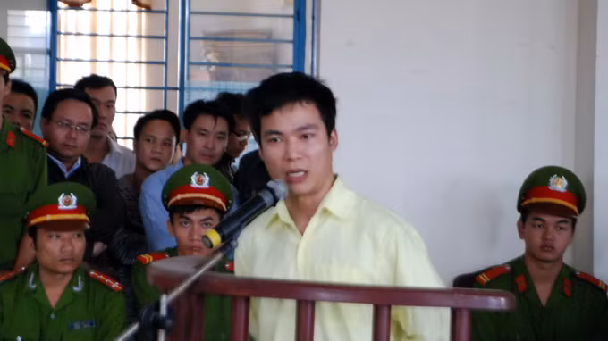 Sau khi gây án, tên này cởi bỏ hết quần áo nạn nhân và đẩy thi thể cô gái xấu số xuống hố sâu. Minh lục lọi túi quần, túi xách của Dung rồi lấy đi 2 điện thoại di động, 1 thẻ ATM và 3 triệu đồng và lấy xe máy Dung bỏ trốn vào TP. Tam Kỳ (Quảng Nam). Hai tháng sau, thi thể chị Dung được người dân phát hiện trong tình trạng không còn toàn vẹn. Cơ quan chức năng phải giám định ADN mới xác nhận được thi thể.