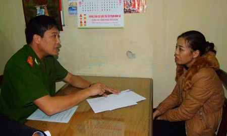 Chưa dừng lại ở đó, Thưa cuộn xác chồng vào vỏ chăn, nhét trong túi nilon. Khoảng 2h sáng ngày 11/11, Thưa vác xác chồng bỏ vào cốp xe hơi riêng của gia đình, lái đến cầu Ba Đa vứt xuống sông Cầu. Sau 3 ngày, xác người chồng đã nổi lên và người dân phát hiện. Dù Thưa vẫn diễn màn kịch khóc lóc xót thương người chồng xấu số, nhưng tất cả đều không thể qua mắt của cơ quan điều tra…