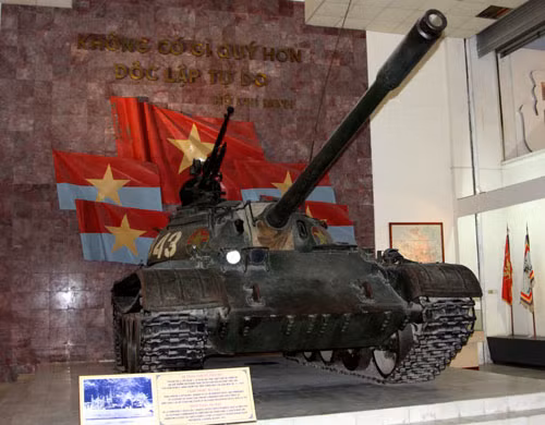 Đến với Bảo tàng Lịch sử Quân sự Việt Nam trong những ngày này, lòng người chộn rộn cảm xúc trước những chiến thắng vĩ đại của dân tộc Việt Nam trong hai cuộc trường chinh kháng chiến. Cùng với niềm tự hào về một chiến thắng mang tên Điện Biên Phủ, cách đây tròn 60 năm, là niềm kiêu hãnh về một chiến thắng đã góp phần thống nhất nước nhà, đưa non sông liền một dải – Chiến thắng 30/4/1975. Trong gian trưng bày các hiện vật liên quan đến Chiến dịch Hồ Chí Minh lịch sử, có những hiện vật gắn với con số 30/4/1975. Mỗi hiện vật đều mang một ý nghĩa riêng về Ngày toàn thắng. Ảnh: Xe tăng T54b, số hiệu 843 của Đại đội 4, Tiểu đoàn 1, Lữ đoàn 203, do Trung úy, Đại đội trưởng Bùi Quang Thận chỉ huy, dẫn đầu đội hình thọc sâu của Quân đoàn 2, đánh chiếm phủ Tổng thống ngụy Sài Gòn trưa ngày 30/4/1975.