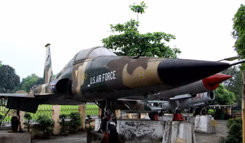 Máy bay tiêm kích bom F-5 của ngụy, bị quân giải phóng miền Nam Việt Nam thu được tại sân bay Biên Hòa, ngày 30/4/1975.