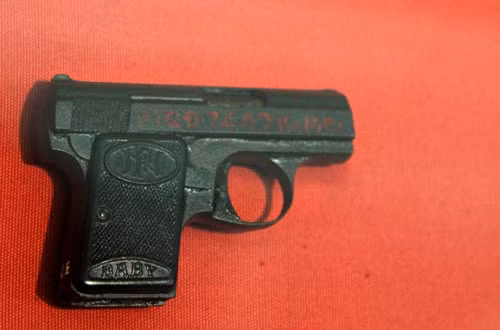 Súng ngắn Browning của Tổng thống chính quyền Sài Gòn Dương Văn Minh, do Đại úy Phạm Xuân Thệ, Trung đoàn phó Trung đoàn 66 (Sư đoàn 304) thu trưa ngày 30/4/1975.