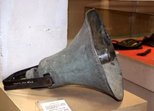 Loa phóng thanh do Trương Tấn Sỹ, Chính trị viên huyện đội Phú Quốc (Kiên Giang), gắn trên xe zeep, cùng 8.000 bà con nhân dân tiến vào giải phóng thị trấn Dương Đông ngày 30/4/1975.