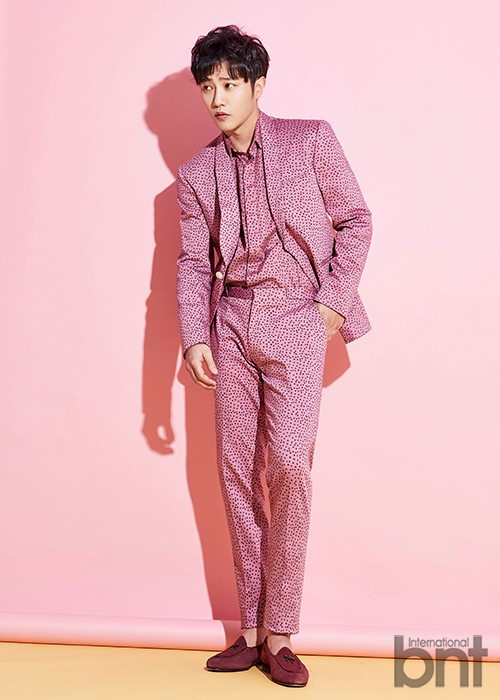 Jin Goo trong bộ suit hồng chấm bi sành điệu. Nam diễn viên được khán giả khen ngợi mang vẻ đẹp nam tính, trầm lắng, khác hẳn với người anh em trong phim Song Joong Ki. Ảnh: KoreaBoo.