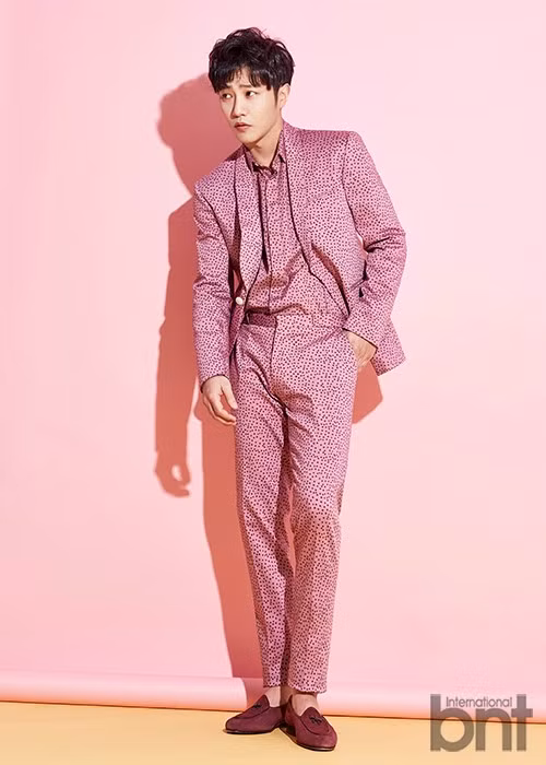 Jin Goo trong bộ suit hồng chấm bi sành điệu. Nam diễn viên được khán giả khen ngợi mang vẻ đẹp nam tính, trầm lắng, khác hẳn với người anh em trong phim Song Joong Ki. Ảnh: KoreaBoo.