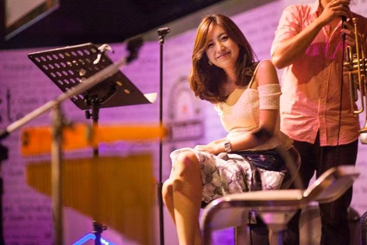 Không chỉ sở hữu khuôn mặt xinh xắn, giọng hát của Palm cũng khiến cô trở nên nổi tiếng hơn. Cô hát được tiếng Thái, tiếng Anh và cả tiếng Hàn.