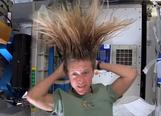 Khi ở ngoài vũ trụ, các nhà du hành không sử dụng cách gội đầu xối nước như khi ở mặt đất. Họ thấm dầu gội lên một chiếc khăn và vuốt mạnh dọc theo mái tóc để lau sạch tóc. Ảnh: NASA