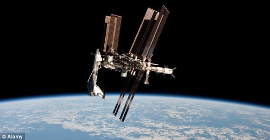 hông giọt nước nào bị lãng phí trên trạm vũ trụ. Khi những giọt nước khô dần trên tóc một người, hệ thống điều hòa không khí sẽ thu thập hơi nước, sau đó hóa lỏng để nó trở lại thành nước sinh hoạt. Ảnh: Alamy