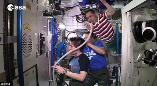 ơ quan vũ trụ châu Âu mới đây đăng một video về 'tiệm cắt tóc' Chez Terry trên Trạm không gian vũ trụ quốc tế (ISS), tiết lộ một phần cuộc sống của các phi hành gia ngoài vũ trụ. Tại đây, nữ phi hành gia người Italy Samantha Cristoforetti được một đồng nghiệp cắt tóc và tạo kiểu, trong khi đồng nghiệp khác sử dụng máy hút để hút sạch vụn tóc. Ảnh: ESA