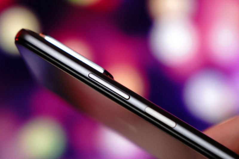 ##s###Cảm biến vân tay một chạm tích hợp nơi nút nguồn bên cạnh phải. 