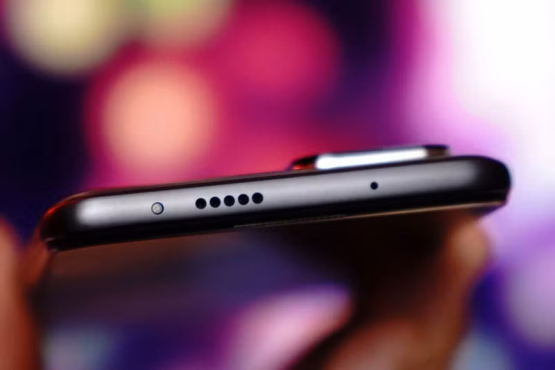 Máy có 2 loa ngoài, sản xuất bởi JBL, tích hợp công nghệ âm thanh Dolby Atmos. >> Xem thêm: Top 10 smartphone Motorola tốt nhất năm 2021