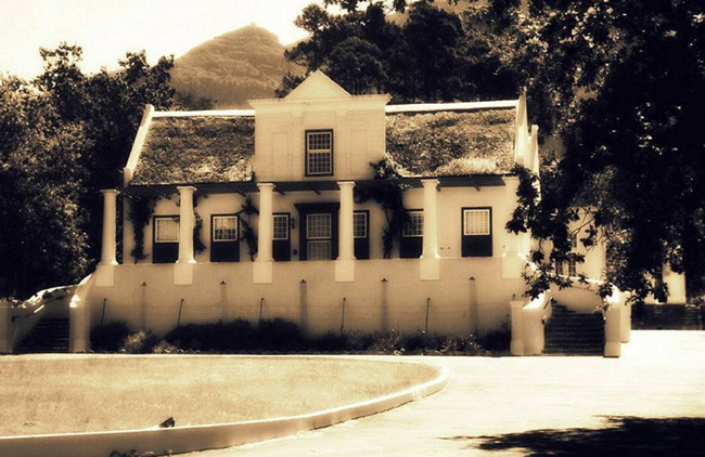  Người cưỡi ngựa ma quái tại Nhà Tokai Manor. Vào đêm giao thừa, nhiều du khách dũng cảm rủ nhau đến thăm nhà Tokai Manor nằm giữa những vòm cây ma quái. Đây là một Đài tưởng niệm Quốc gia đã thoát khỏi thiệt hại do hỏa hoạn khủng khiếp và giờ nằm trong Vườn Quốc gia Table Mountain. Vào đầu những năm 1800, Petrus Michiel Eksteen trở thành chủ sở hữu của ngôi nhà. Ngôi nhà có lối vào đầy bí ẩn với những bậc thang dốc và tại một trong những bữa tiệc Đêm Giao thừa tai tiếng của Eksteen, con trai ông Frederick chấp nhận đặt cược với cha mình để cưỡi ngựa lên cầu thang dốc này và lao vào phòng ăn. Frederick vòng quanh bàn ăn trên lưng ngựa trước khi bi kịch xảy ra và anh ngã xuống cầu thang với con ngựa cả 2 đều bị chết vì gẫy cổ. Cho tới ngày nay người ta dường như vẫn nghe thấy một con ngựa phi nước đại ở tốc độ tối đa trong rừng, và vào đêm giao thừa, linh hồn của cả người và ngựa như đang cố gắng lên cầu thang một lần nữa. 