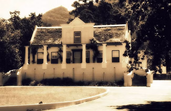  Người cưỡi ngựa ma quái tại Nhà Tokai Manor. Vào đêm giao thừa, nhiều du khách dũng cảm rủ nhau đến thăm nhà Tokai Manor nằm giữa những vòm cây ma quái. Đây là một Đài tưởng niệm Quốc gia đã thoát khỏi thiệt hại do hỏa hoạn khủng khiếp và giờ nằm trong Vườn Quốc gia Table Mountain. Vào đầu những năm 1800, Petrus Michiel Eksteen trở thành chủ sở hữu của ngôi nhà. Ngôi nhà có lối vào đầy bí ẩn với những bậc thang dốc và tại một trong những bữa tiệc Đêm Giao thừa tai tiếng của Eksteen, con trai ông Frederick chấp nhận đặt cược với cha mình để cưỡi ngựa lên cầu thang dốc này và lao vào phòng ăn. Frederick vòng quanh bàn ăn trên lưng ngựa trước khi bi kịch xảy ra và anh ngã xuống cầu thang với con ngựa cả 2 đều bị chết vì gẫy cổ. Cho tới ngày nay người ta dường như vẫn nghe thấy một con ngựa phi nước đại ở tốc độ tối đa trong rừng, và vào đêm giao thừa, linh hồn của cả người và ngựa như đang cố gắng lên cầu thang một lần nữa. 