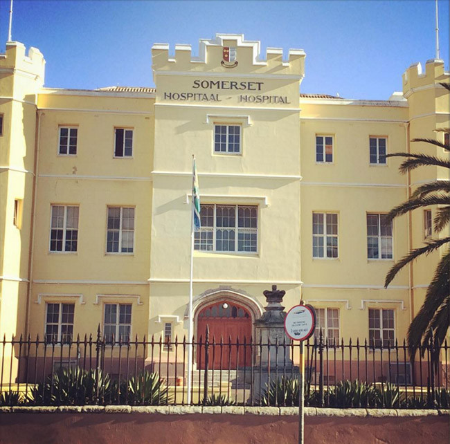  Y tá ma tại Bệnh viện Somerset, Cape Town. Nếu bạn ốm và phải đến kiểm tra tại Bệnh viện Somerset, hãy thận trọng khi được hỗ trợ bởi một y tá bí ẩn với đôi mắt trắng dã, người này thường im lặng không nói câu nào và sẽ đột ngột biến mất khi có bất kỳ bác sĩ nào xuất hiện. Đây là bóng ma y tá nổi tiếng của bệnh viện Somerset.