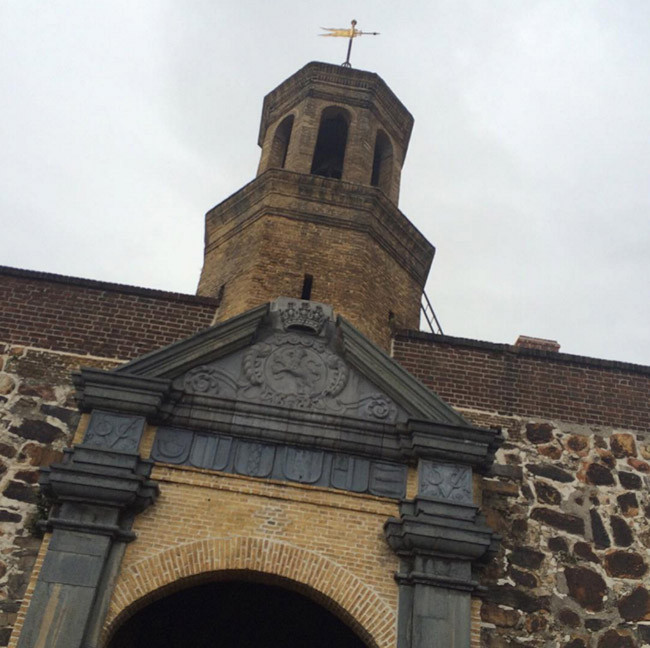  Những bóng ma tại Lâu đài Hy vọng, Cape Town. Hàng thế kỷ bạo lực và chế độ nô lệ tại lâu đài Hy Vọng ở Cape Town đã để lại di sản là các linh hồn mà luôn quấy phá. Lâu đài này từng có một phòng giam giữ và tra tấn các tù nhân đến chết, do vậy người ta đồn đài các hồn ma lơ lửng như bị treo cổ, có người cụt tay, có người rách lưng máu còn chảy ròng ròng… đi lang thang khắp lâu đài với những tiếng rên rỉ, khóc lóc.