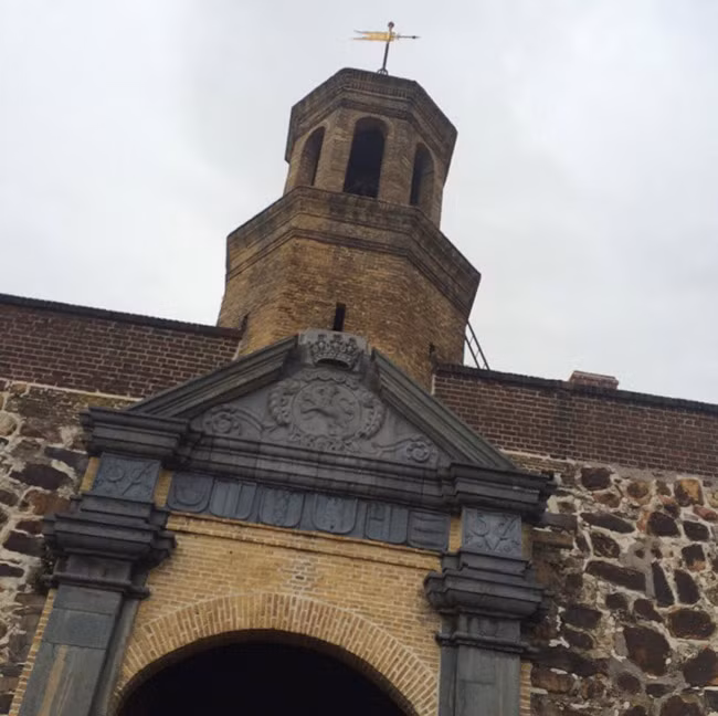  Những bóng ma tại Lâu đài Hy vọng, Cape Town. Hàng thế kỷ bạo lực và chế độ nô lệ tại lâu đài Hy Vọng ở Cape Town đã để lại di sản là các linh hồn mà luôn quấy phá. Lâu đài này từng có một phòng giam giữ và tra tấn các tù nhân đến chết, do vậy người ta đồn đài các hồn ma lơ lửng như bị treo cổ, có người cụt tay, có người rách lưng máu còn chảy ròng ròng… đi lang thang khắp lâu đài với những tiếng rên rỉ, khóc lóc.