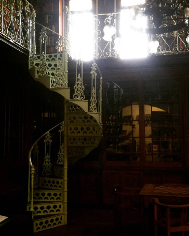  Bàn tay tại thư viện Kimberley. Nhiều người từng đến Thư viện Africana ở Kimberley cho biết rằng nơi đây có khá nhiều linh hồn người chết đeo bám. Tuy nhiên, những hồn ma này không làm gì bạn, ngoại trừ việc giúp bạn tìm sách. Nếu bạn yêu cầu một cuốn sách, những bóng ma hữu ích này sẽ đánh bật cuốn sách đó khỏi kệ và để rơi trên sàn.